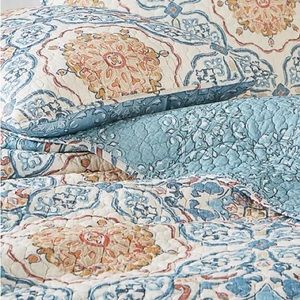 Martha Stewart collection Full/Queen tile print quilt and 2 pillow shams